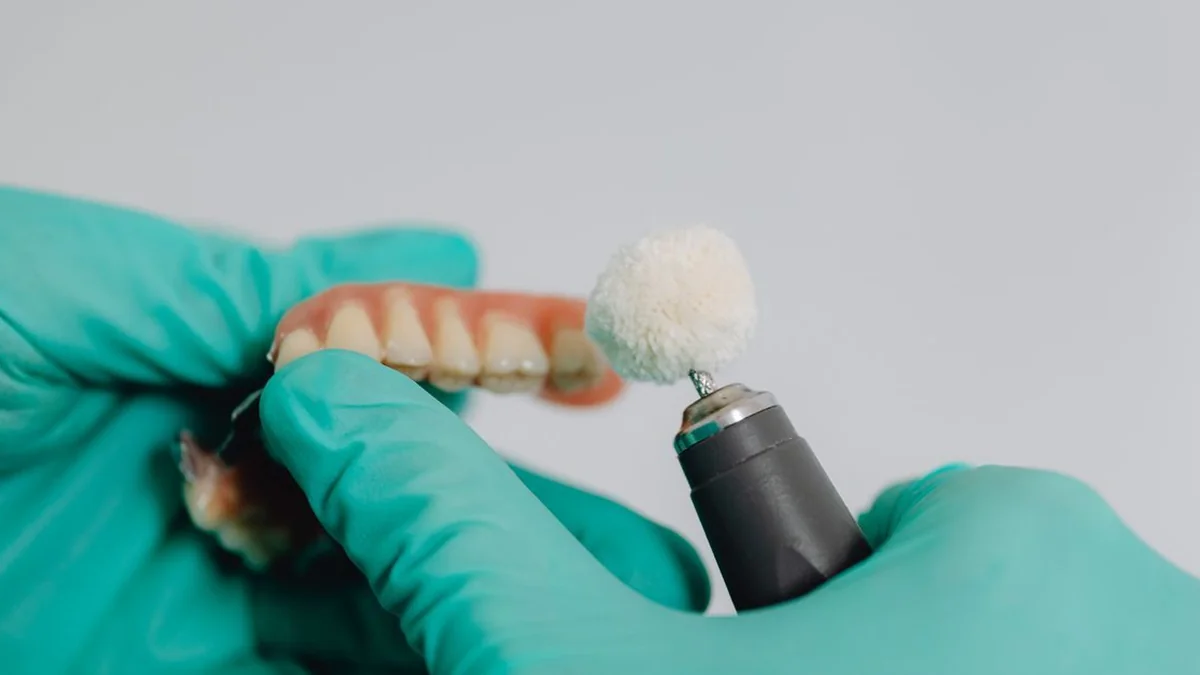 Prótese Dentária Fixa ou Removível: Quais São as Diferenças?